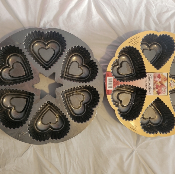 Wilton Dimensions 6 Mini Heart Cake Pan Bakeware Cast Heavy Aluminum- SET OF 2 - Picture 7 of 13